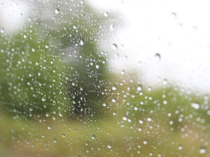 窓ガラスと雨音 梅雨入り