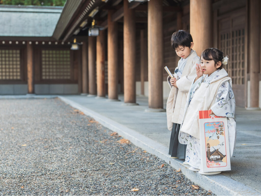 晴れ着姿で神社へ参拝する子どもたち — 七五三の風景