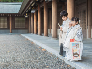 晴れ着姿で神社へ参拝する子どもたち — 七五三の風景
