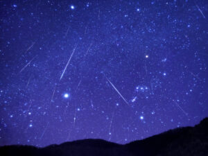 ふたご座流星群の放射点付近の夜空のイメージ（カストルとポルックスが輝く星空）