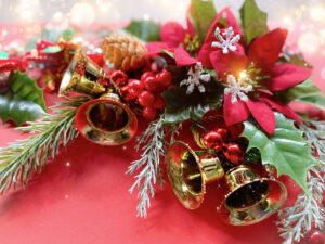 クリスマスの赤いオーナメント、金色の星が飾られたクリスマスの風景