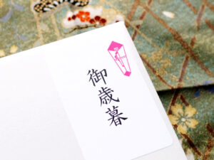 お歳暮ギフトの包装された詰め合わせ／セレクトフードのお歳暮イメージ