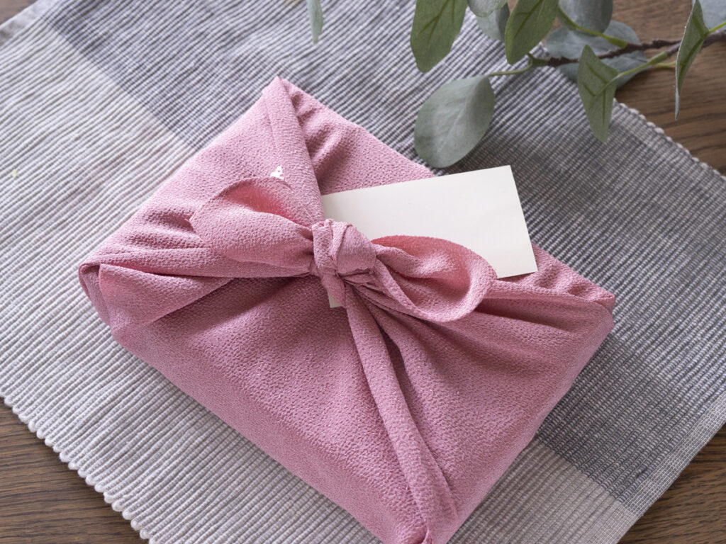 風呂敷包みのお歳暮の詰め合わせギフトボックス（セレクトフード）