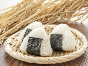 白いごはんで作ったおにぎりのイメージ写真