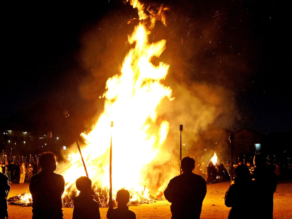 小正月に行われるどんど焼きの様子