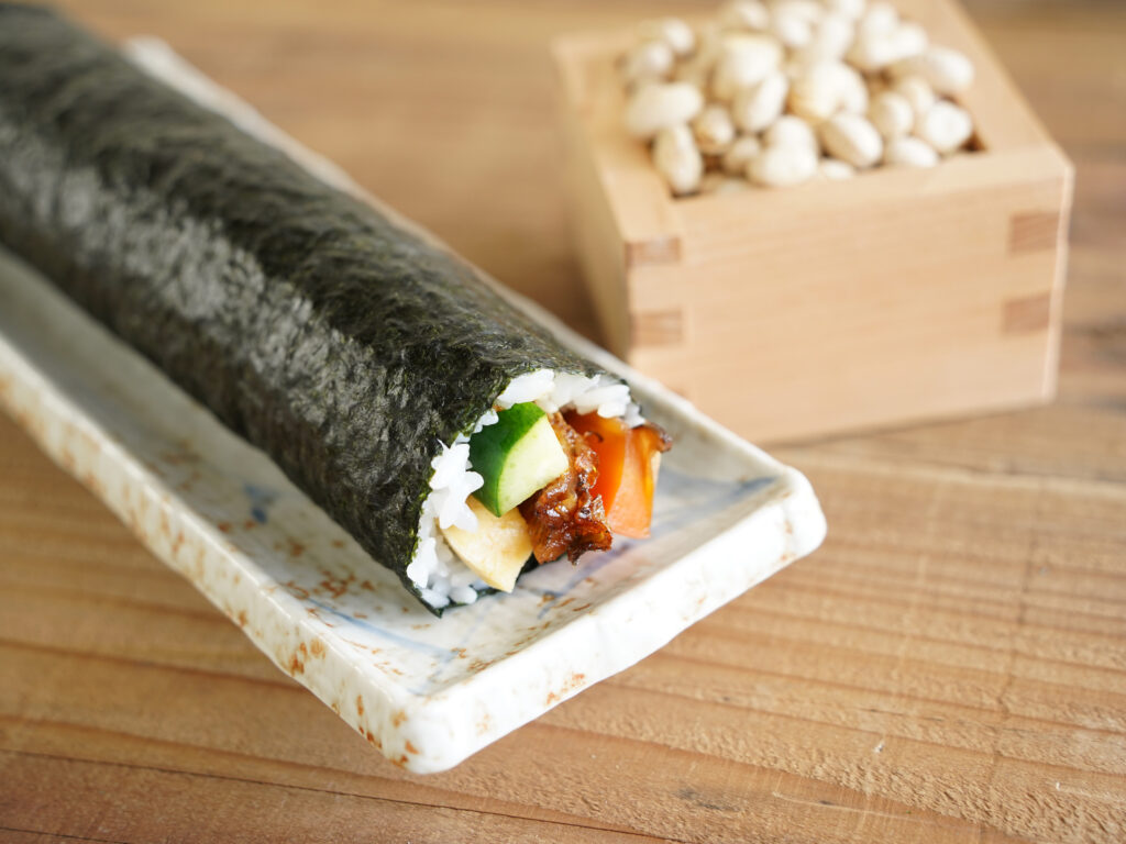 うなぎ恵方巻と、桝に入った炒り大豆
