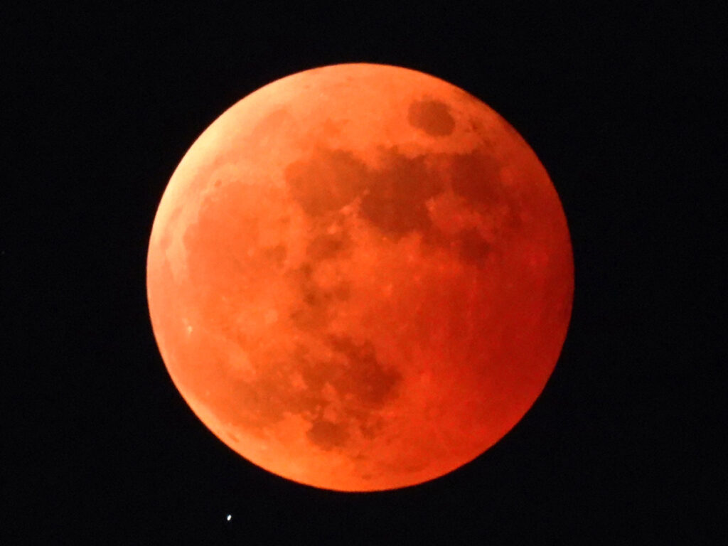 2026年3月3日に観測できる赤銅色の皆既月食（ブラッドムーン）のイメージ