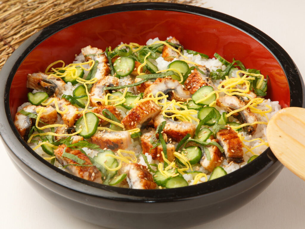 桃の節句に楽しむうなぎちらし寿司の華やかな盛り付け