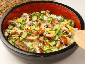 桃の節句に楽しむうなぎちらし寿司の華やかな盛り付け