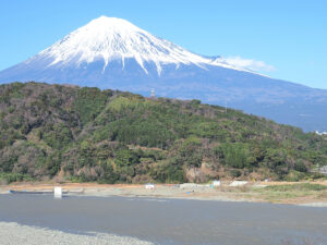 浜名湖から望む春霞に包まれた富士山の風景