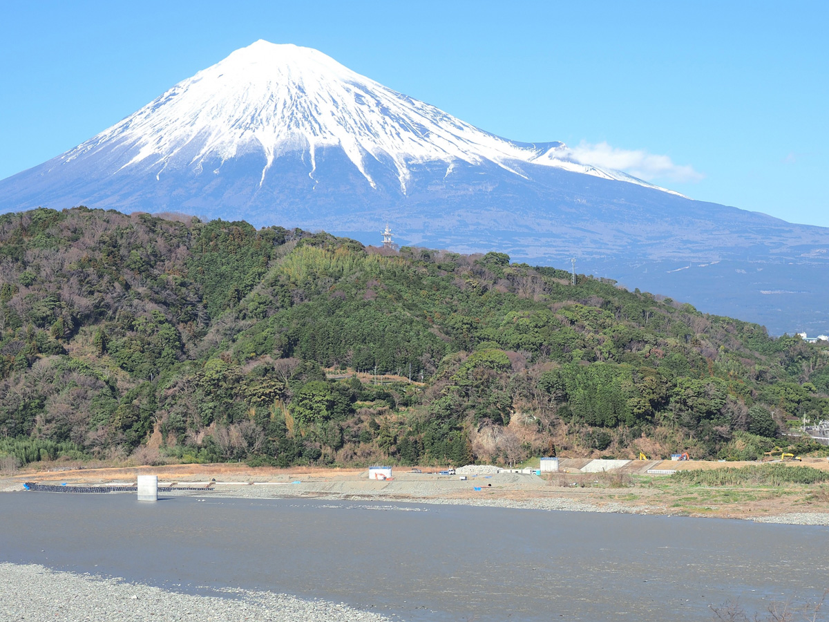 浜名湖から望む春霞に包まれた富士山の風景