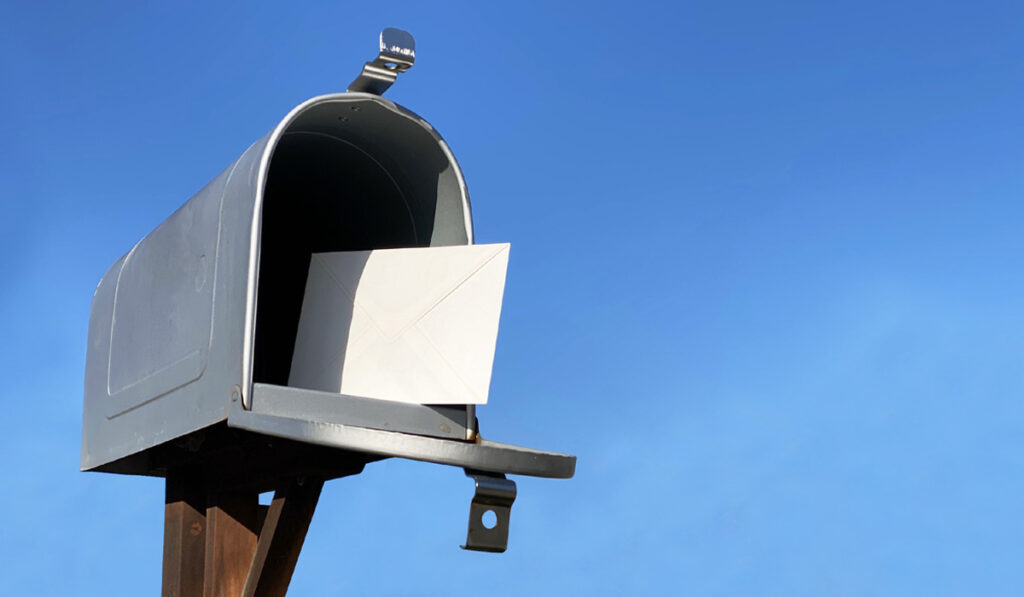 春のやわらかな光の中で手紙を出す