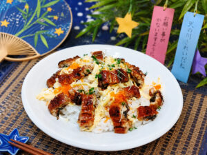 うなぎちらし風に盛り付けた浜名湖うなぎと七夕をイメージした夏の食卓