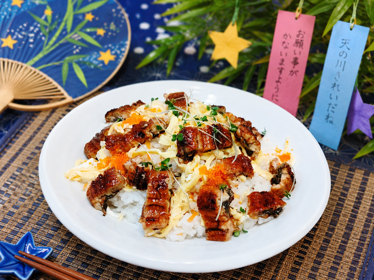 うなぎちらし風に盛り付けた浜名湖うなぎと七夕をイメージした夏の食卓