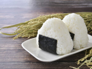 炊きたての白いご飯で作ったおにぎり