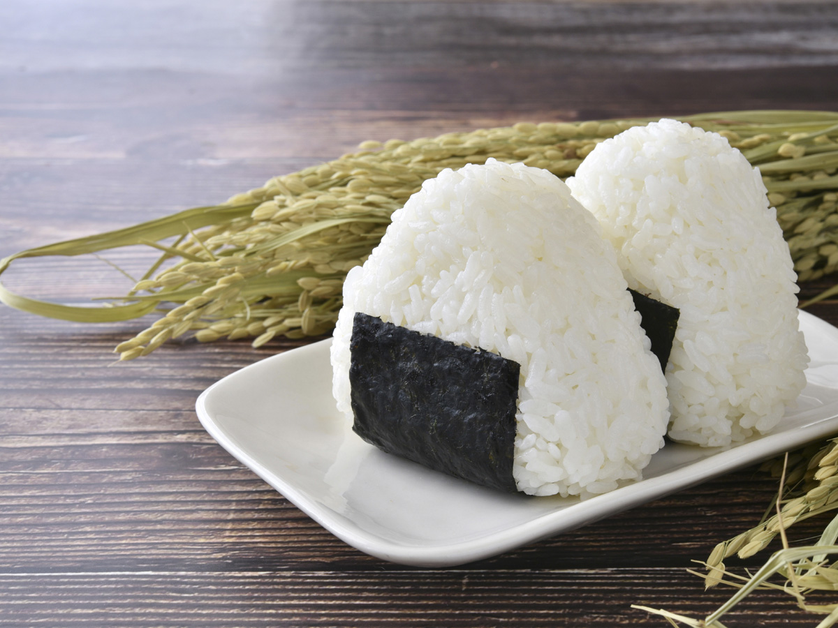 炊きたての白いご飯で作ったおにぎり