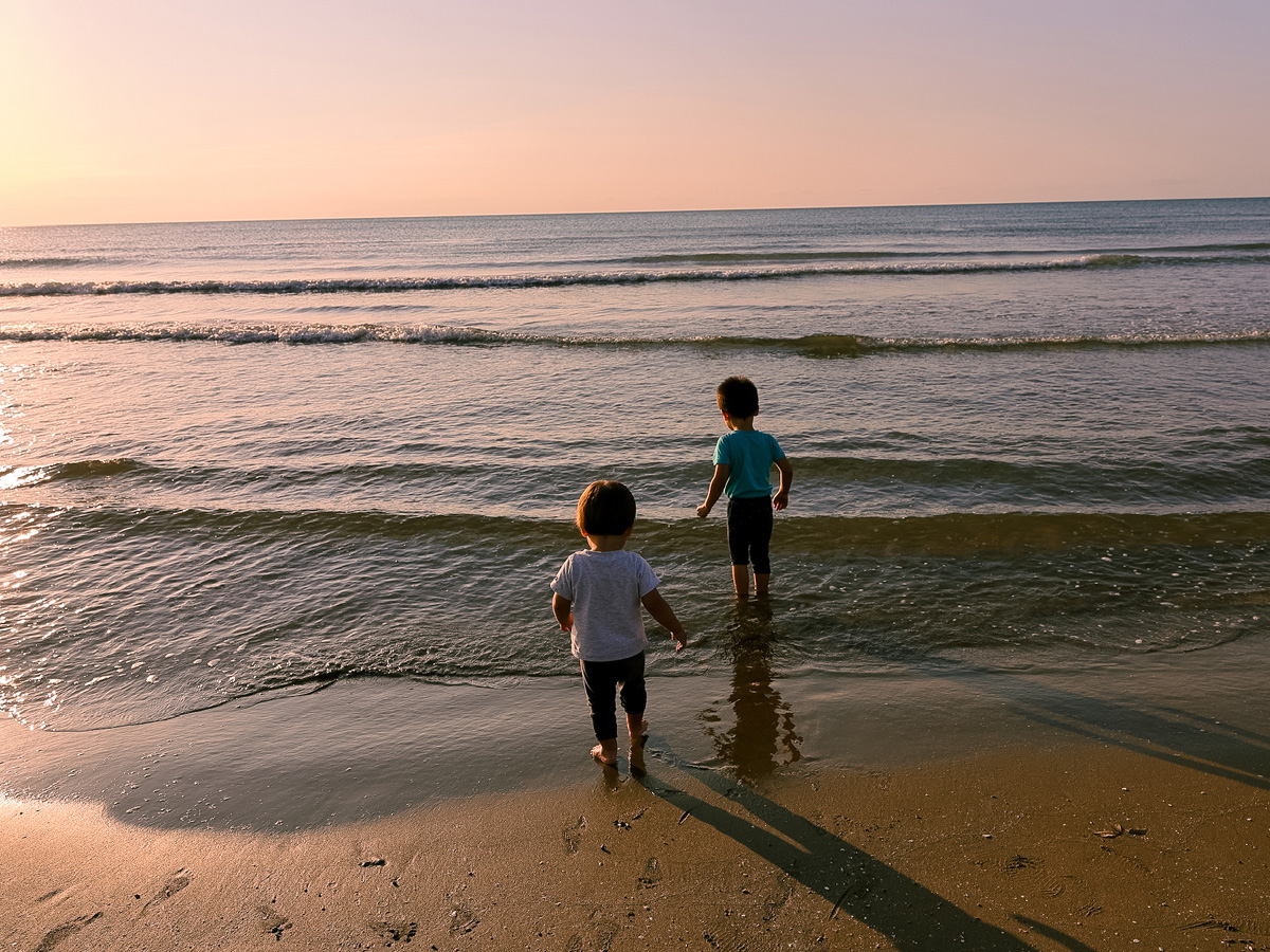 夏の終わりの海辺と夕日